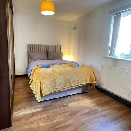 Stylish 2 Bedroom In Center With Free Parking Apartment